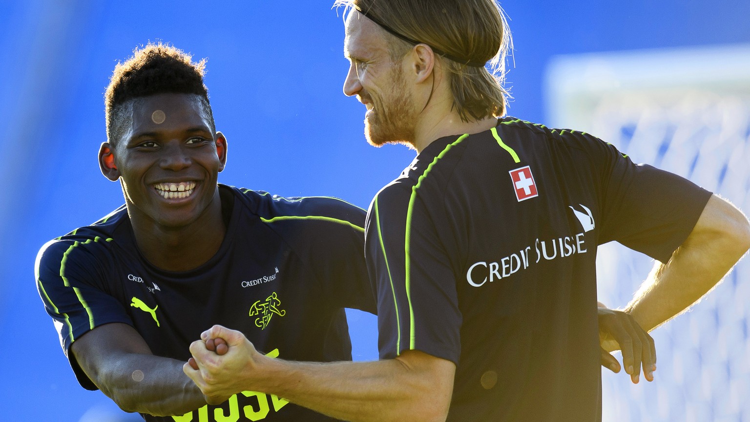 epa06819143 Swiss players Breel Embolo (L) and Michael Lang (R) attend their team&#039;s training session in Togliatti, Russia, 18 June 2018. Switzerland will face Serbia in the FIFA World Cup 2018 gr ...