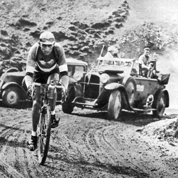 Antonin Magne Frankreich im Anstieg zum Col d Aubisque - PUBLICATIONxNOTxINxITAxFRA