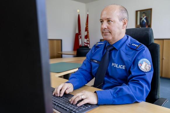 Frederic Gisler, Commandant de la police cantonale valaisanne, pose dans son bureau lors d'une prise de parole face a la presse sur le drame de Crans-Montana le mercredi 15 avril 2026 a Sion. (KE ...