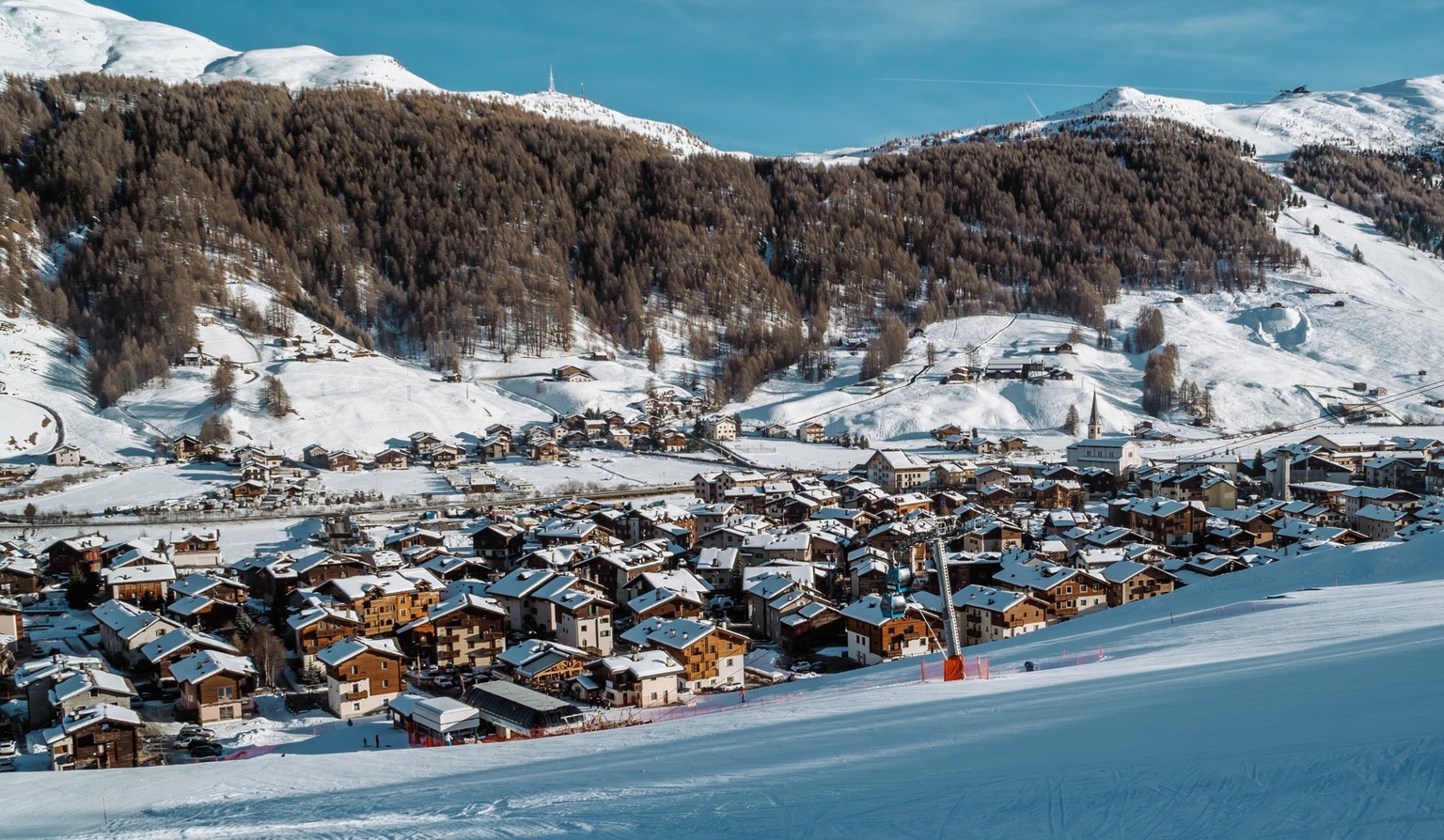 The view of the town of Livigno in the Italian Alps. *** der Ansicht des der Städtchens des Livigno ÊIn der italienisch Alpen 4271042