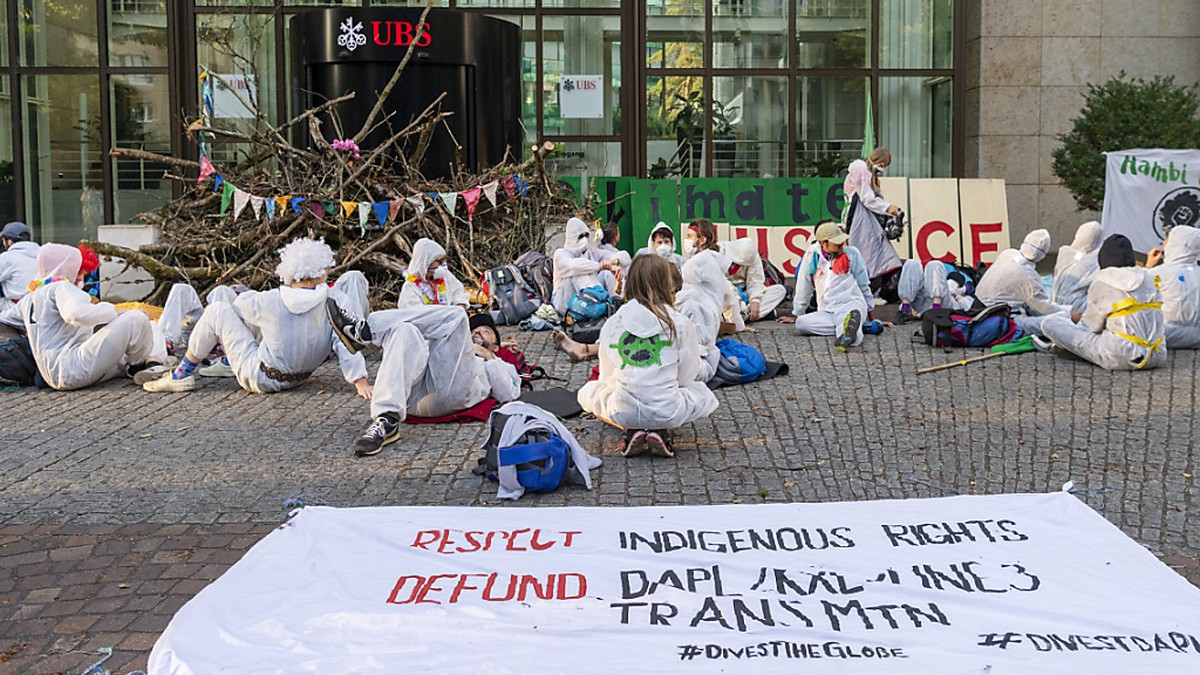 Aktivisten des Klimacamps der Gruppe Collective Climate Justice blockieren am ersten Aktionstag die Bank UBS am Aeschenplatz in Basel.