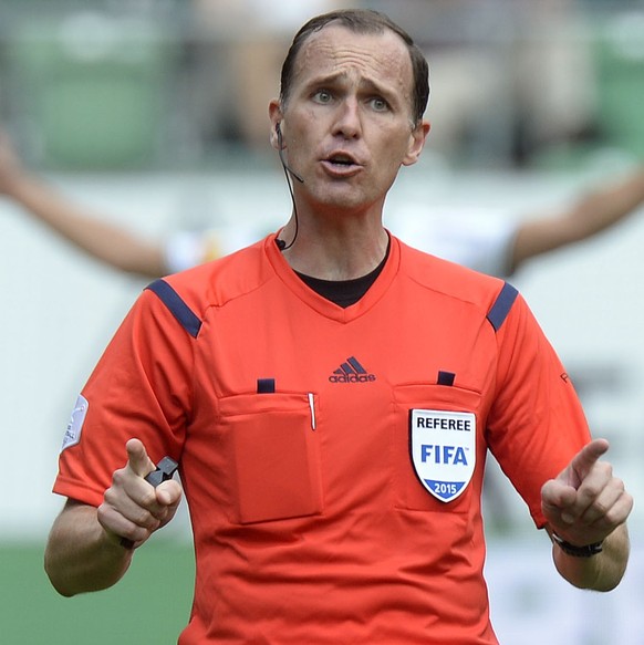 Schiedsrichter Sascha Amhof beim Fussballspiel der Super League St. Gallen gegen den FC Zuerich in St. Gallen am Sonntag, 9. August 2015. (KEYSTONE/Walter Bieri)