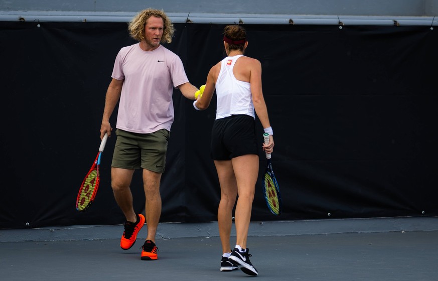 October 15, 2022, GUADALAJARA, MEXICO: Belinda Bencic of Switzerland with coach Dmitry Tursunov during practice ahead of the 2022 WTA, Tennis Damen Guadalajara Open Akron WTA 1000 tennis tournament GU ...