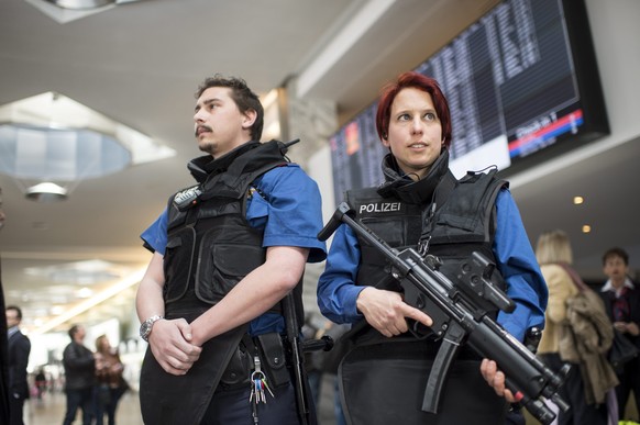 Kantonspolizisten markieren Präsenz am Flughafen Zürich.