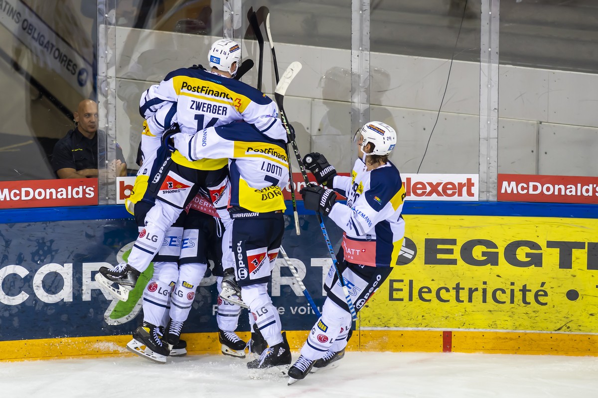 Les joueurs tessinois laissent eclater leur joie, lors du match du championnat suisse de hockey sur glace de National League LNA, entre le Geneve Servette HC et le HC Ambri-Piotta, ce samedi 2 octobre ...