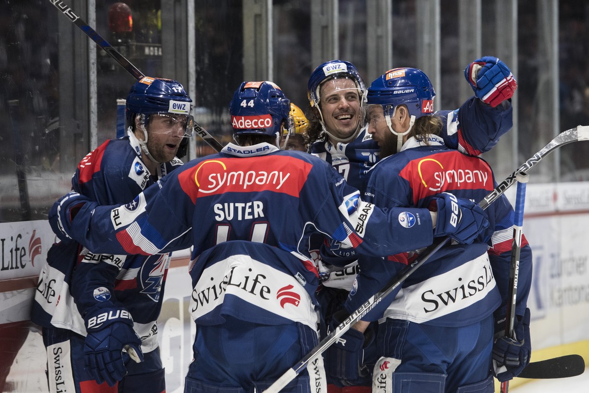 Die Zuercher jubeln nach dem 2:0 Tor von Drew Shore, links, im vierten Eishockey Playoff-Viertelfinalspiel der National League zwischen den ZSC Lions und dem EV Zug, am Samstag, 17. Maerz 2018, im Zue ...