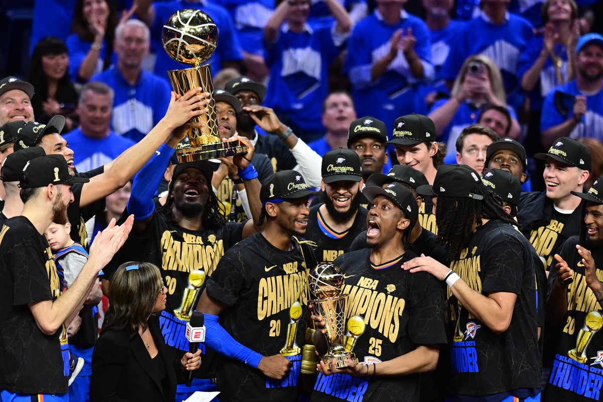 epa12192045 Oklahoma City Thunder players hold the Larry O'Brien Championship Trophy aloft following the Oklahoma City Thunder win of the NBA finals, defeating the Indiana Pacers in game seven, a ...