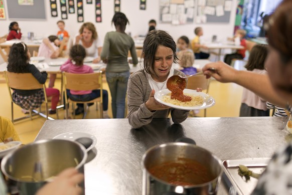 Children and child carers have lunch at the day nursery &quot;Hort in der Ey 4&quot; in Zurich, Switzerland, pictured on June 8, 2011. (KEYSTONE/Gaetan Bally)

Kinder und Betreuerinnen essen zu Mittag ...