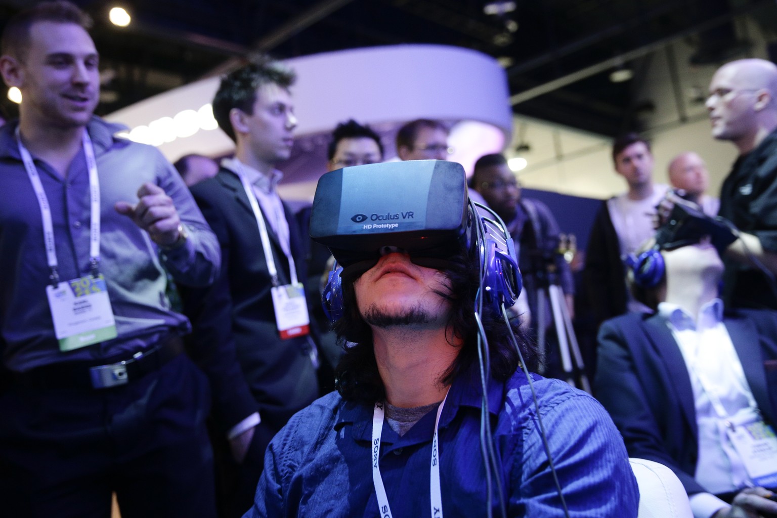 User testen die Oculus Rift&nbsp;an einer Messe in Las Vegas im Januar dieses Jahres.