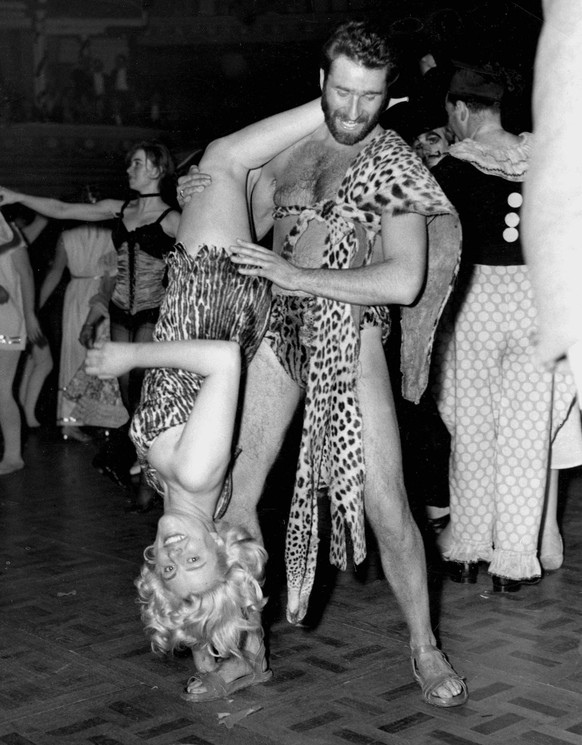 Bildnummer: 59996336 Datum: 17.05.2001 Copyright: imago/United Archives International
Cave man stuff is demonstrated by two of the revellers Brian Thompson, 26, and Paula Brown, 20, both from Clacton ...