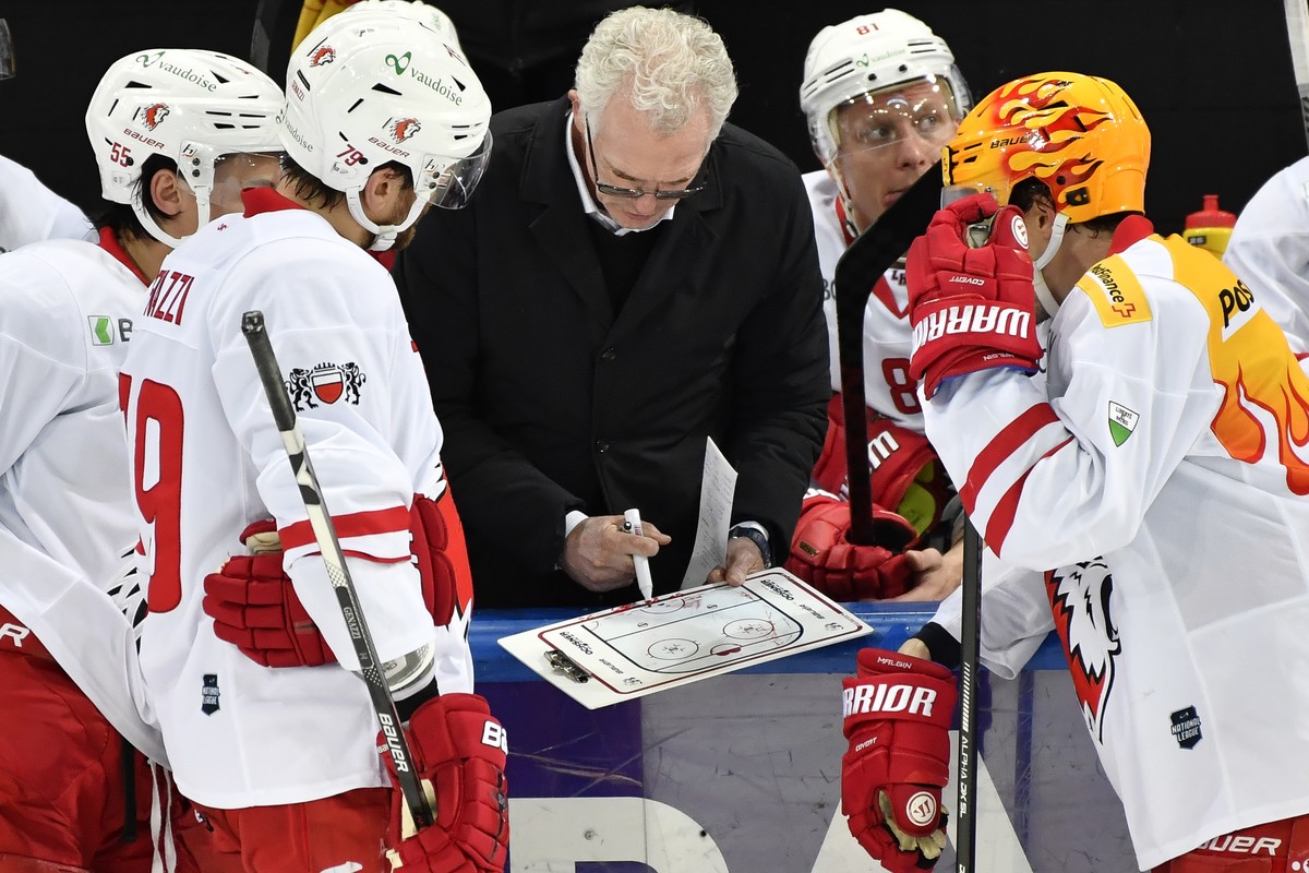 Der Lausanner Trainer Craig Mactavish (CAN) hinter der Bande bei seinem Time Out, im Eishockey-Qualifikationsspiel der National League zwischen dem HC Davos und dem Lausanne HC, am Montag, 29. Maerz 2 ...