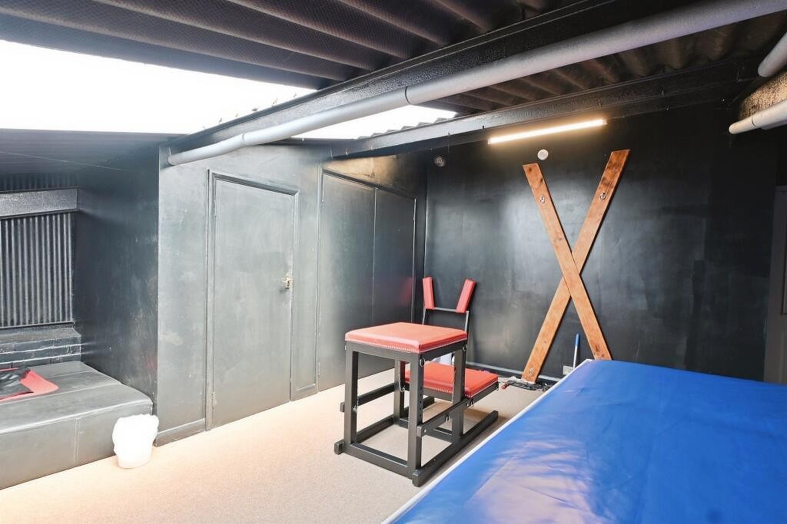 «Einzigartiges, frei stehendes Cottage mit drei Schlafzimmern, gewerblichen Nebengebäuden, Büroräumen, Garagen und vielseitigen Einrichtungen für Freizeit und Unterhaltung. Das Anwesen befindet sich h ...
