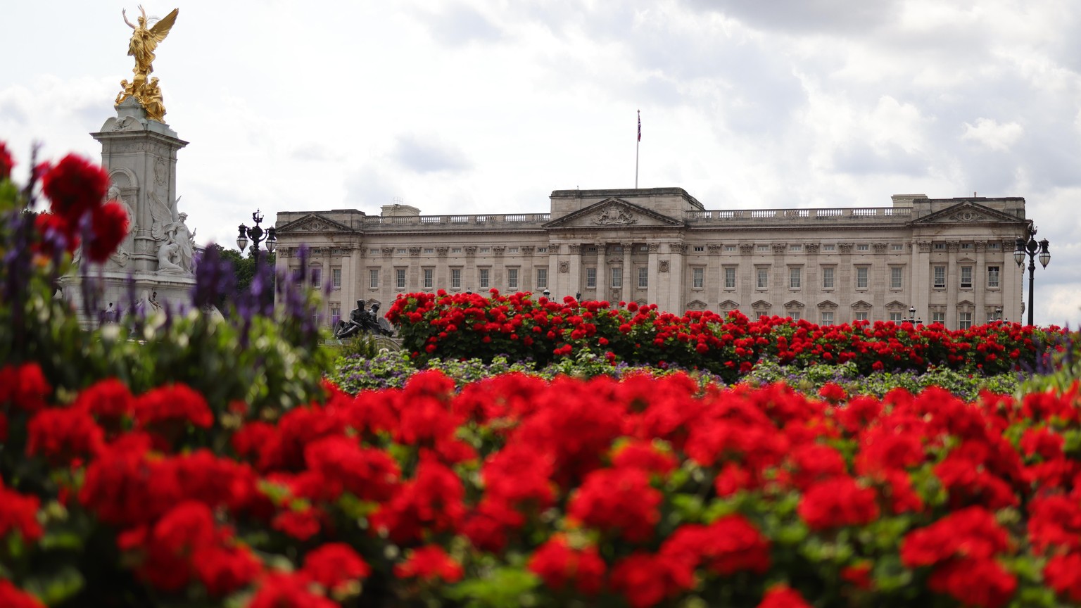 epa11493972 Flowers bloom by Buckingham Palace in London, Britain, 24 July 2024. Britain?s Royal family will gain an extra 45 million pounds sterling (54 million Euro) due to profits from their estate ...