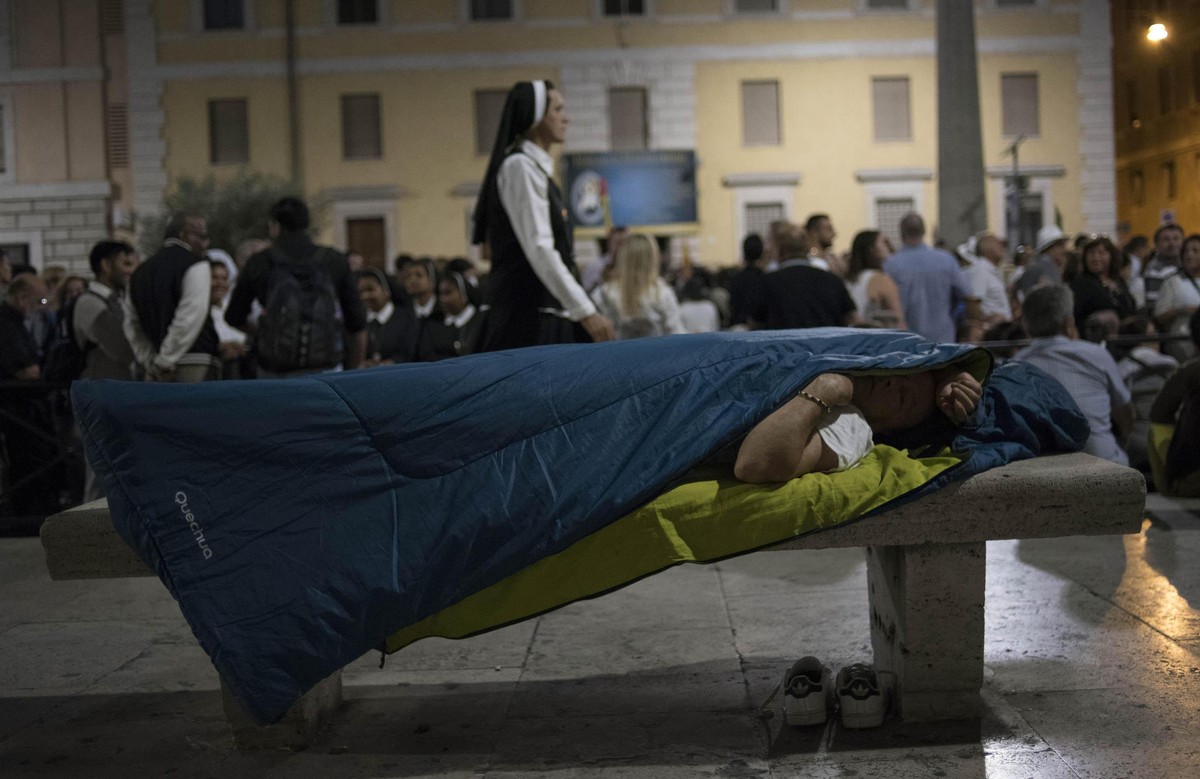 epa05523263 Crowds wait to be let in for the canonization ceremony of Mother Teresa in St. Peter's Square at the Vatican, 04 September 2016. The Mother Teresa of Calcutta canonization ceremony wi ...