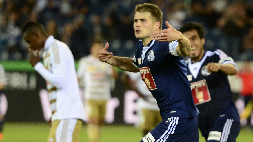 Claudio Lustenberger, Mitte, und Dario Lezcano, rechts, von Luzern, feiern das 3:0 beim Fussball Super League Meisterschaftsspiel zwischen dem FC Luzern und dem FC Sion vom Freitag, 29. Mai 2015, in L ...