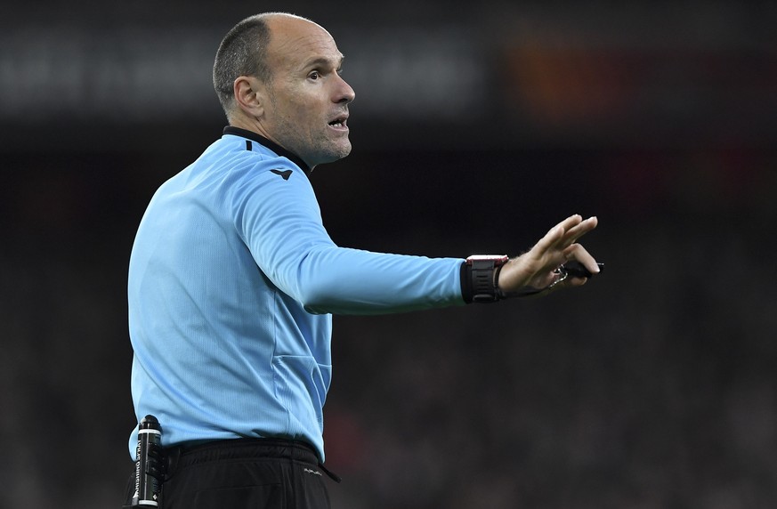 epa10527588 Referee Antonio Mateu Lahoz reacts during the UEFA Europa League, Round of 16, 2nd leg soccer match between Arsenal FC and Sporting CP in London, Britain, 16 March 2023. EPA/Vince Mignott