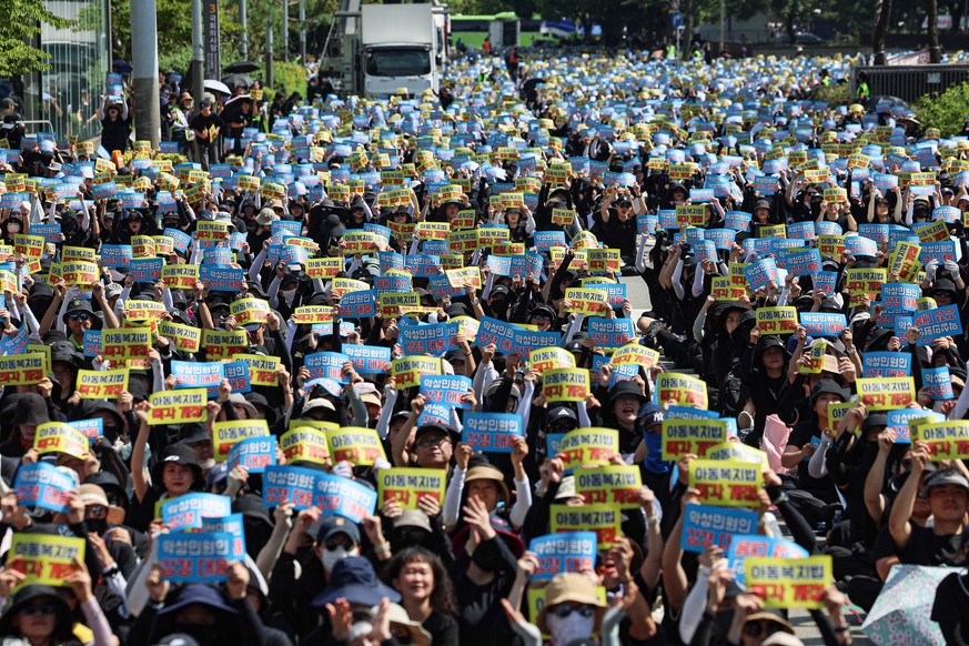 epa10835664 Teachers stage a protest in Yeouido, western Seoul, South Korea, 02 September 2023, calling for better protection of their rights in light of the recent deaths of their colleagues. EPA/YON ...