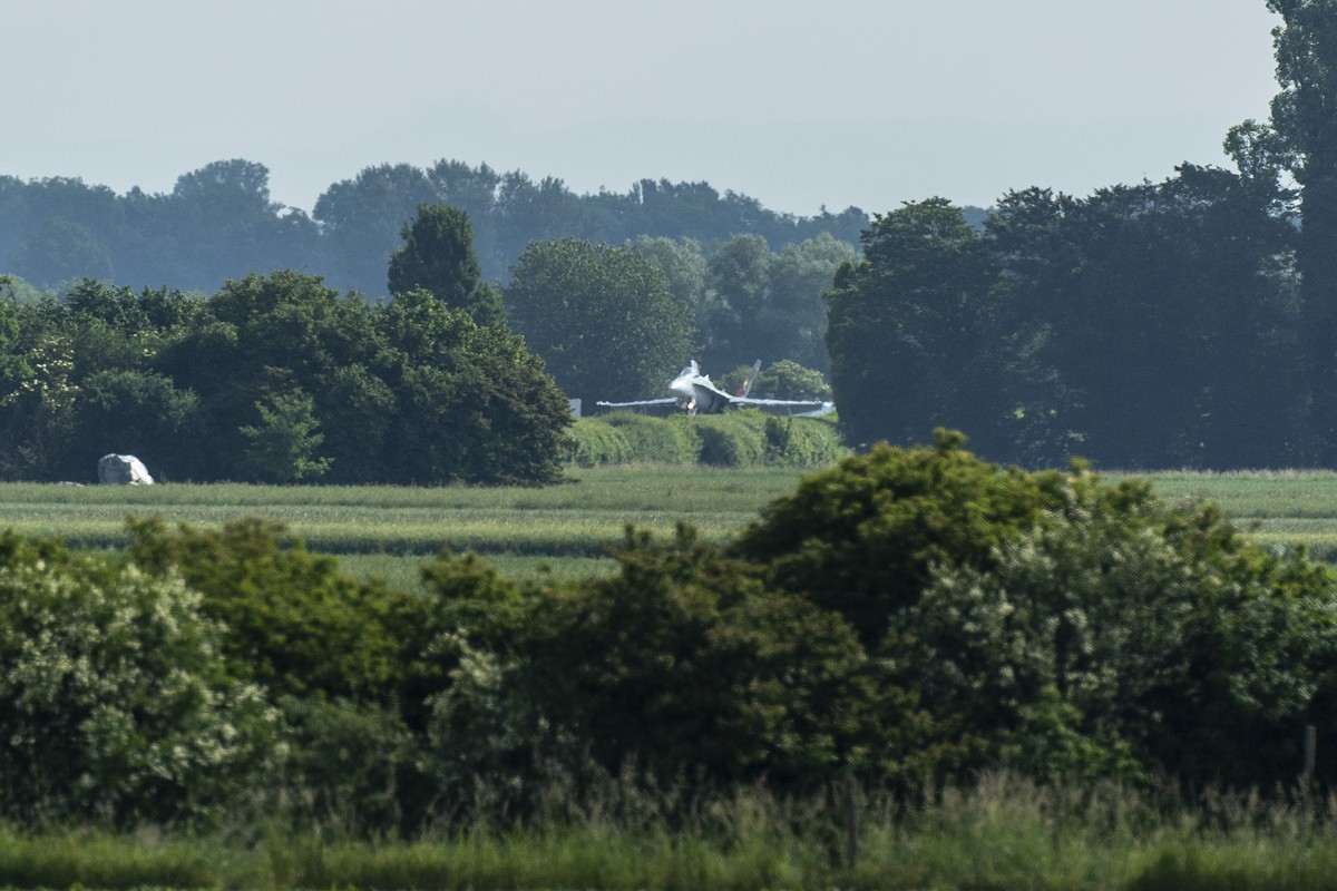 Ein Kampfflugzeugen des.Typs F/A-18 landet auf der Autobahn A1 bei Payerne bei der Armeeuebeung Alpha Uno, am Mittwoch, 5. Juni 2024, auf dem Autobahnabschnitt A1 in Payerne. Seit den 70er Jahren sper ...
