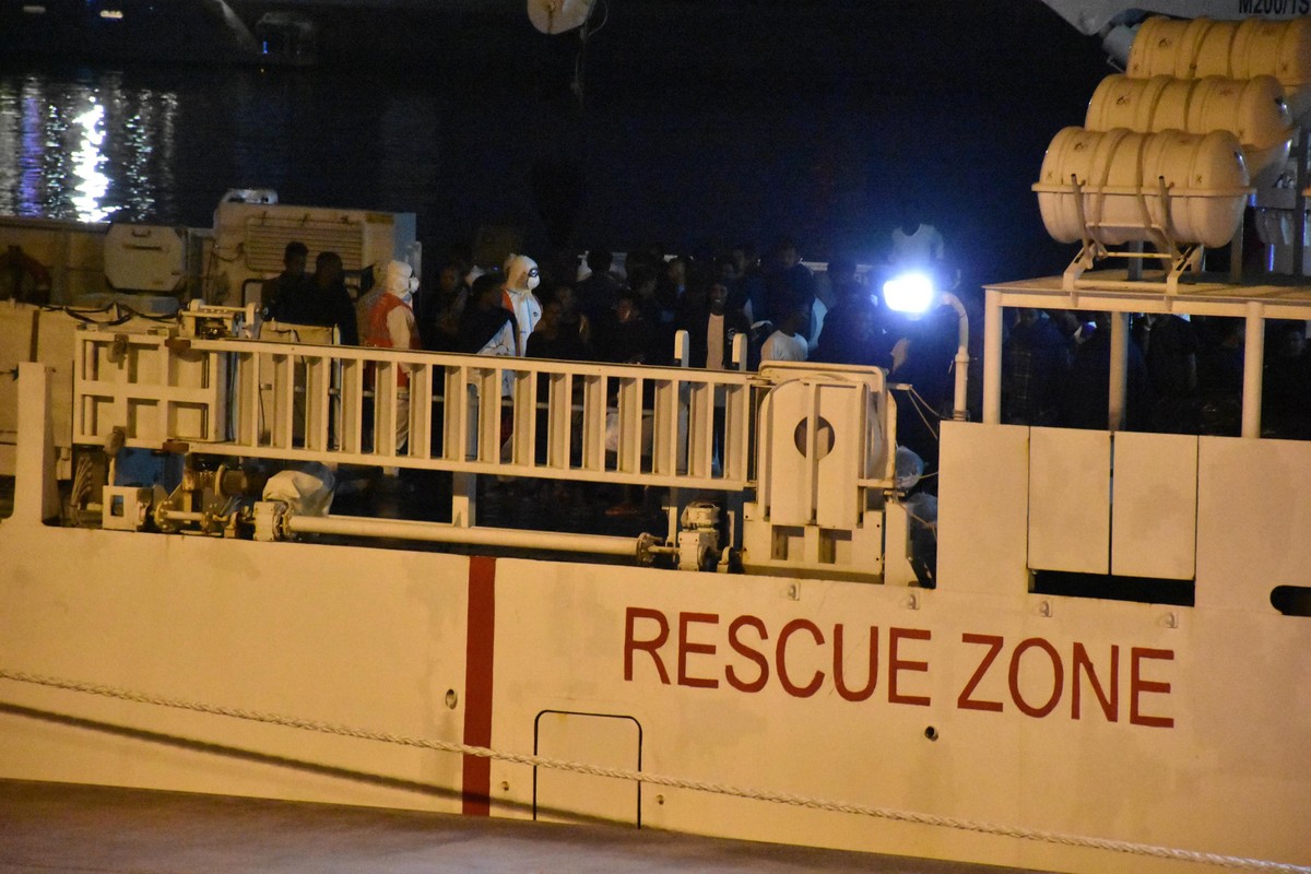 epa06961036 The Italian Coast Guard ship 'Diciotti' is docked in the port of Catania, Italy, 20 August 2018 with the 177 migrants rescued the night off 15/16 August from a barge offshore of  ...