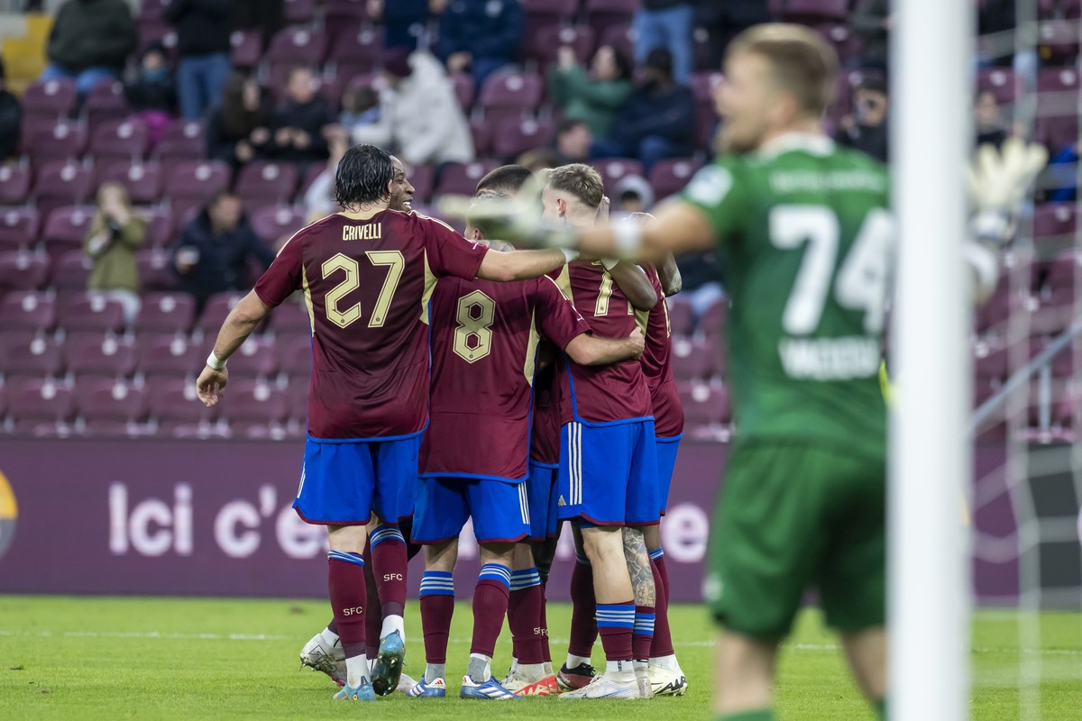 Les joueurs genevois laissent eclater leur joie apres avoir inscrit le 3:0, devant le gardien du SLO Jeremy Vachoux, droite, lors de la rencontre de football de Super League entre le Geneve Servette F ...
