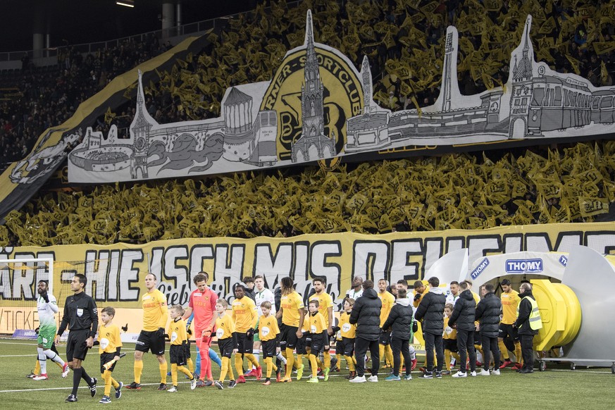 Die Mannschaften erscheinen im Fussball Meisterschaftsspiel der Super League zwischen den Berner Young Boys und dem FC St. Gallen, am Samstag, 3. Februar 2018, im Stade de Suisse in Bern. (KEYSTONE/Pe ...