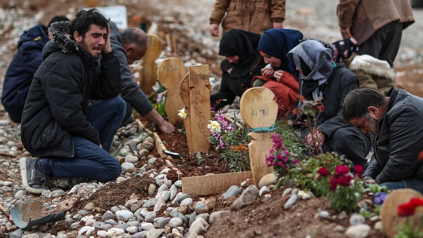 epa10536870 People mourn at the graves of their relatives at the Kapicam cemetery cemetery on the eve of Ramadan, in the aftermath of a powerful earthquake in Kahramanmaras, Turkey, 22 March 2023. Mor ...