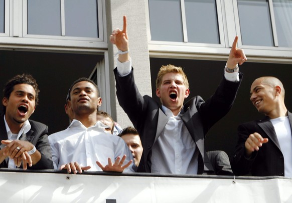 Alexandre Alphonse, Raffael, Marc Schneider und Goekhan Inler, von links nach rechts, feiern vor Tausenden von FC Zuerich Fans auf dem Zuercher Helvetiaplatz, am Sonntag, 14. Mai 2006. Sekunden vor Sa ...