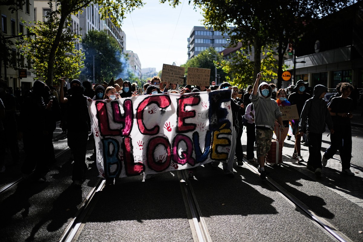 Students hold a banner reading : "High school blockaded" during a protest against under-resourced schools in Lyon, France, Friday, Oct. 2, 2026. (AP Photo/Laurent Cipriani)
France Protests