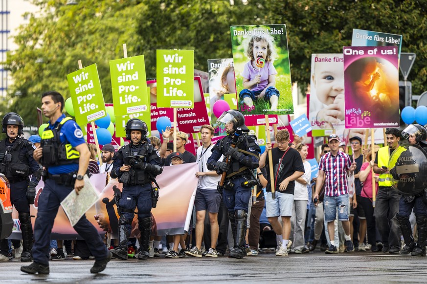 Einsatzkraefte der Polizei sichern die Umzugsroute einer "Marsch fuers Laebe" Kundgebung von christlich-konservativen Abtreibungsgegner, am Samstag, 19. September 2026 in Zuerich Oerlikon. ( ...