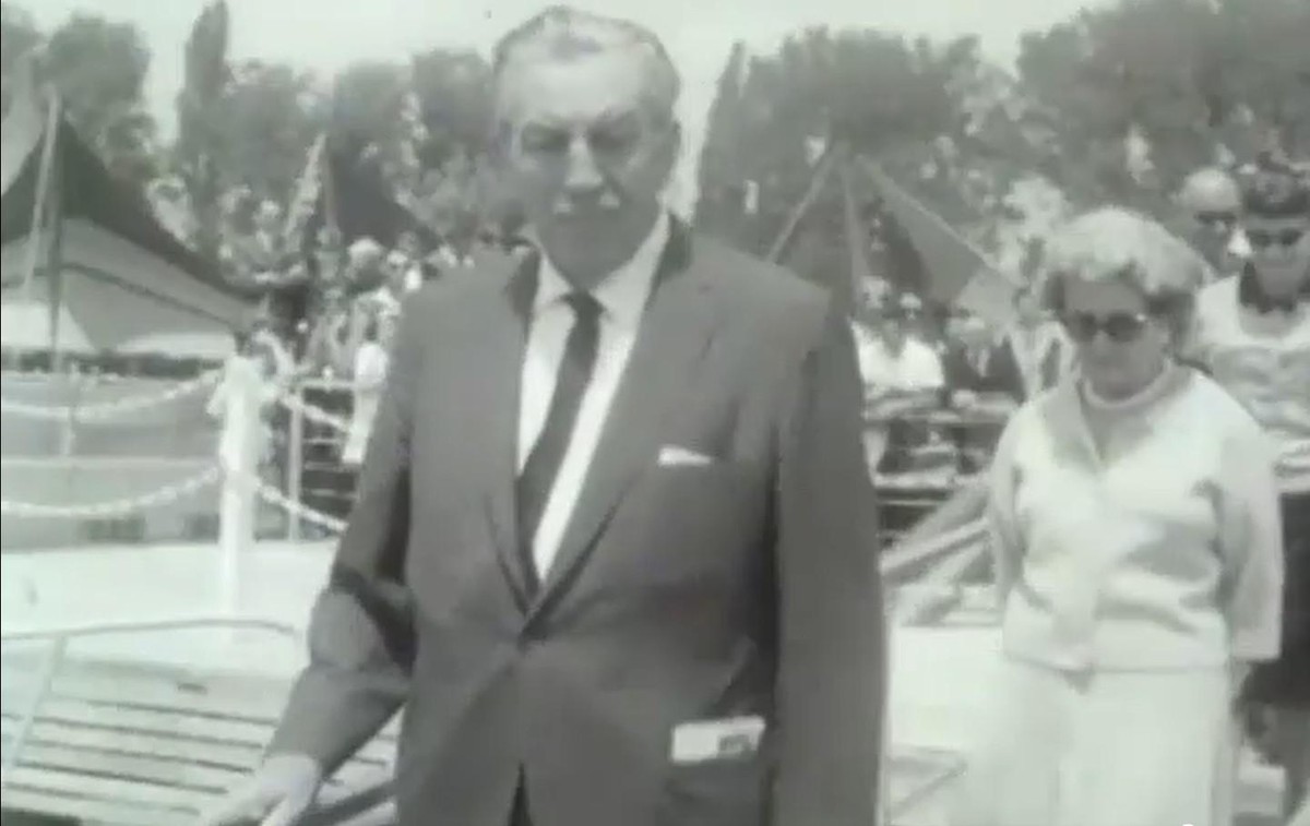 Ce 21 juin 1964, Walt Disney déambule parmi les visiteurs de l'Exposition nationale.