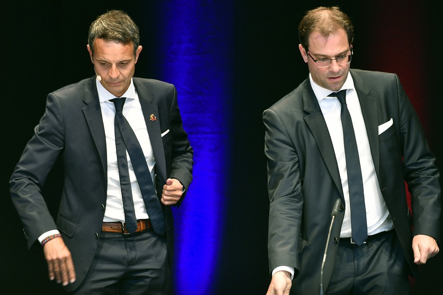 Praesident Bernhard Heusler, links, und Sportchef Georg Heitz, rechts, 
an der Generalversammlung des FC Basel 1893 im St. Jakob-Park in Basel am Freitag, 9. Juni 2017. (KEYSTONE/Walter Bieri)