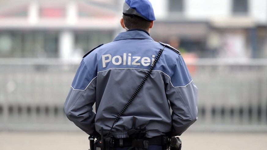 EIn Zuercher Stadtpolizist vor der Hauptwache Urania in Zuerich, am Mittwoch, 13. November 2013. (KEYSTONE/Walter Bieri)