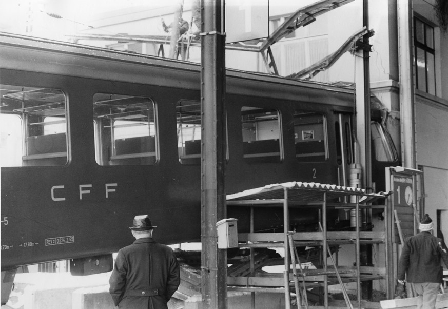 Im Dezember 1969 überfuhr im Bahnhof Luzern ein Zug den Prellbock am Gleisende und blieb in Fassade des Betriebsgebäudes stecken. Quelle: Photopress/Stadtarchiv Luzern)