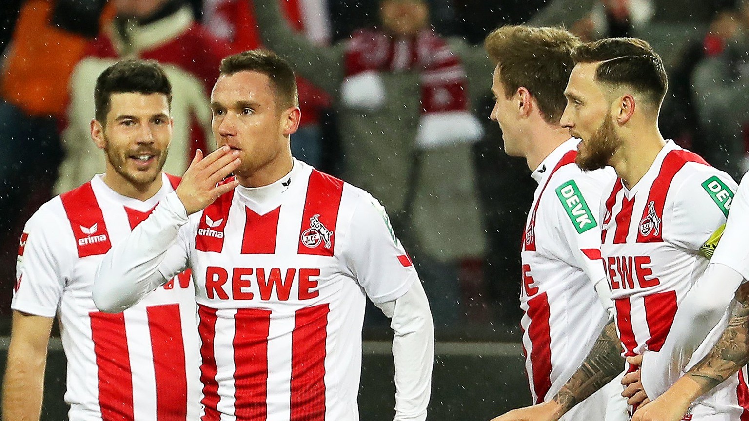 epa06393761 Cologne&#039;s Christian Clemens (2-L) celebrates with his teammates after scoring the 1-0 lead during the German Bundesliga soccer match between FC Cologne and VfL Wolfsburg in Cologne, G ...