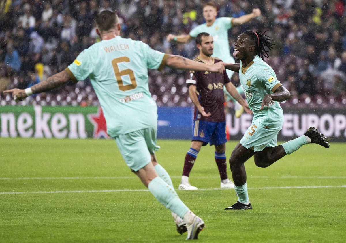 epa10874927 Slavia Prague's defender Igoh Ogbu (R) celebrates after scoring a goal during the UEFA Europa League group stage soccer match between Servette FC and SK Slavia Prague, in Geneva, Swit ...