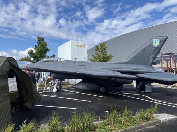 Eine Attrappe von einem F-16-Kampfflugzeug. Gebaut vom ukrainischen NGO «Apate».