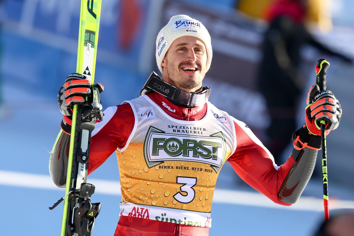 epa12607341 Third placed Stefan Brennsteiner of Austria celebrates in the finish area after the Men's Giant Slalom race at the FIS Alpine Skiing World Cup in Alta Badia, Italy, 21 December 2025.  ...
