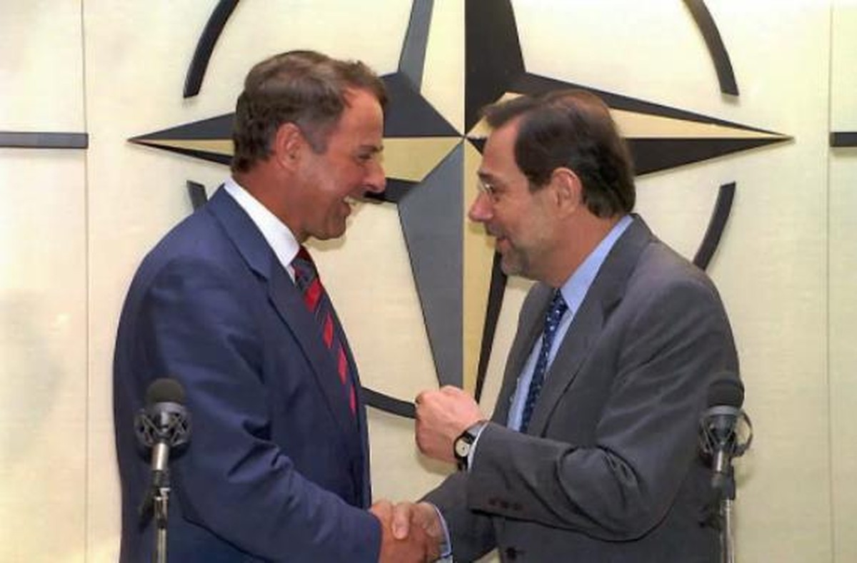 Bundesrat Adolf Ogi (links) mit Nato-Generalsekretär Javier Solana, nach seiner Rede vom 18. Juni 1997 vor der Nato in Brüssel. Die Schweiz trat da dem Nato-Partnerschaftsprogramm für den Frieden bei.