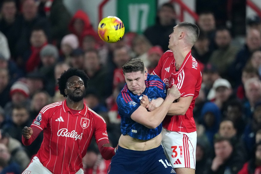 Arsenal's Viktor Gyokeres fights for the ball with Nottingham Forest's Nikola Milenkovic and Ola Aina, left, during the English Premier League soccer match between Nottingham Forest and Arse ...