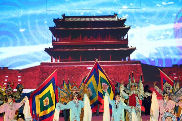 epa06411592 Entertainers perform during a new year&#039;s eve countdown celebration ceremony to celebrate upcoming 2018 new year at Yongdingmen Gate in Beijing, China, 31 December 2017. EPA/WU HONG