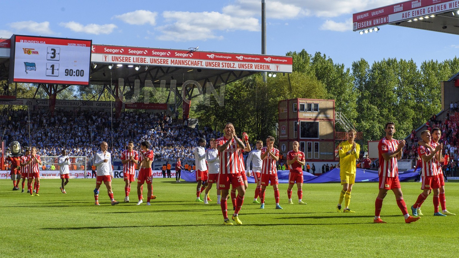 IMAGO / Eibner

Union Berlin gewinnt gegen Hertha BSC, Freude, Jubel , Die Mannschaft dankt den Fans mit Applaus, feiern Ihren Sieg 3:1, GER, 1.FC Union Berlin vs Hertha BSC, Bundesliga, 1. Spieltag,  ...