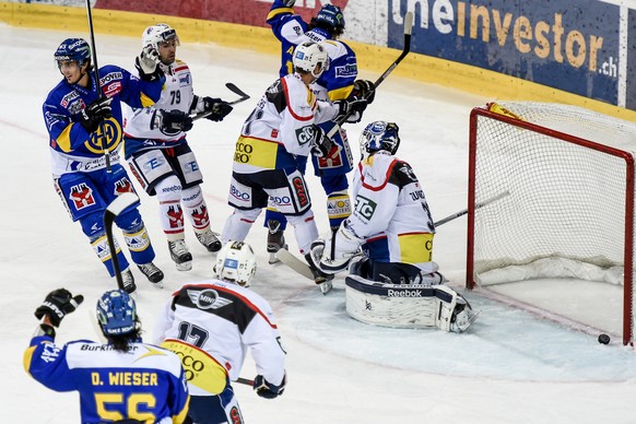 Marc Wieser freut sich über das 1:0 gegen Ambri.