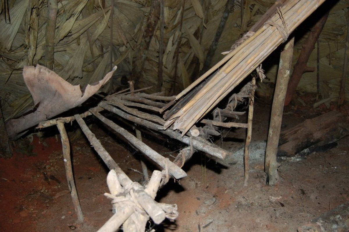 Blick ins Innere einer Behausung des Índio Tanaru