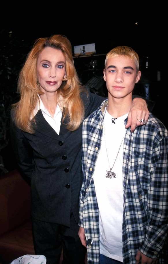2001 - New York, New York, U.S. - Eminem s Brother Matthew And Mother Debbie Nelson At The Sally Jesse Raphael Show. New York USA - ZUMAbu2_ 20041111_gaf_bu2_003 Copyright: xJudiexBursteinx
