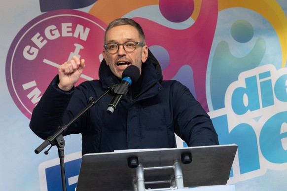 DEMO INNSBRUCK - 4000 Besucher Demo gegen den Impfzwang in Innsbruck. ca 4000 Besucher h�rten den Reden von Markus Abwerzger und Herbert Kickl zu. Es verlief alles friedlich *** DEMO INNSBRUCK 4000 vi ...