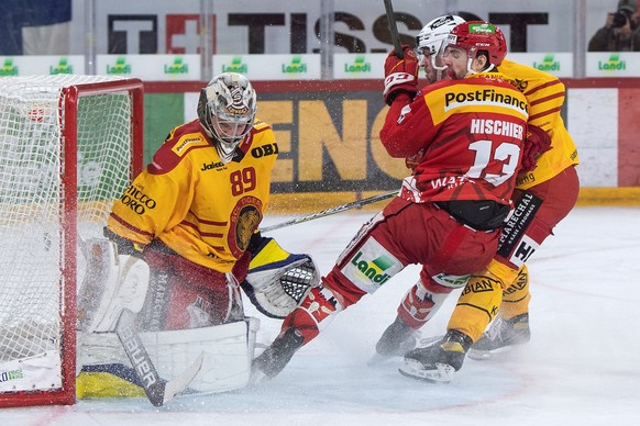 Biels Luca Hischier, rechts, trifft gegen Langnaus Torhueter Robert Mayer zum 6-3 im Eishockey Meisterschaftsspiel der National League zwischen dem EHC Biel und den SCL Tigers, am Donnerstag, 27. Janu ...