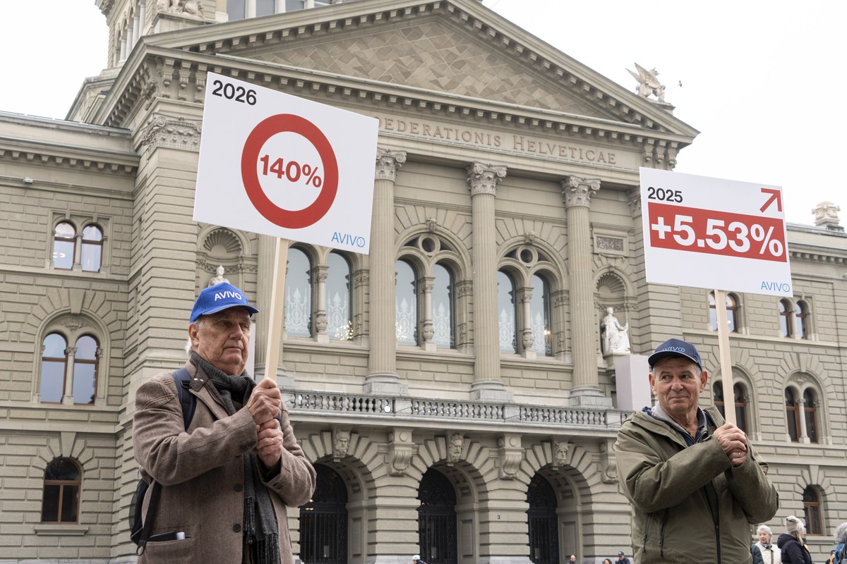 Personen von AVIVO Schweiz anlaesslich einer Kundgebung gegen hoehere Krankenkassenpraemien, am Freitag, 30. Oktober 2026 in Bern. (KEYSTONE/Adrian Reusser)