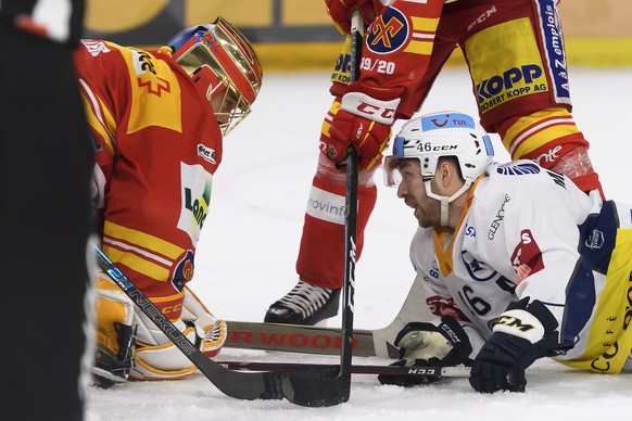 Biels Goalie Jonas Hiller, links, und Zugs Lino Martschini, rechts, beim Eishockey Meisterschaftsspiel der National League zwischen dem EHC Biel und den EV Zug, am Samstag, 25. Januar 2020, in der Tis ...