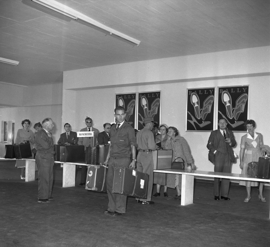 Zollabfertigung im neueroeffneten Flughafen Zuerich - Kloten, aufgenommen im August 1953. (KEYSTONE/PHOTOPRESS-ARCHIV/Hermann Schmidli)