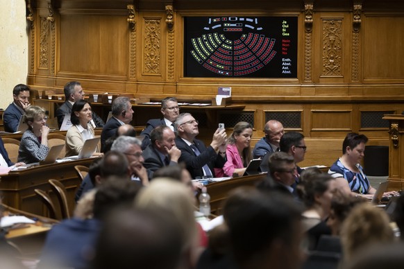 Ein Bildschirm zeigt die Ergebnisse des Ordnungsantrags der SVP-Fraktion (23.9004) zur Videoansprache von Praesident Wolodymyr Selenski in Schweizer Parlament naechste 15 Juni, waehrend der Sommersess ...